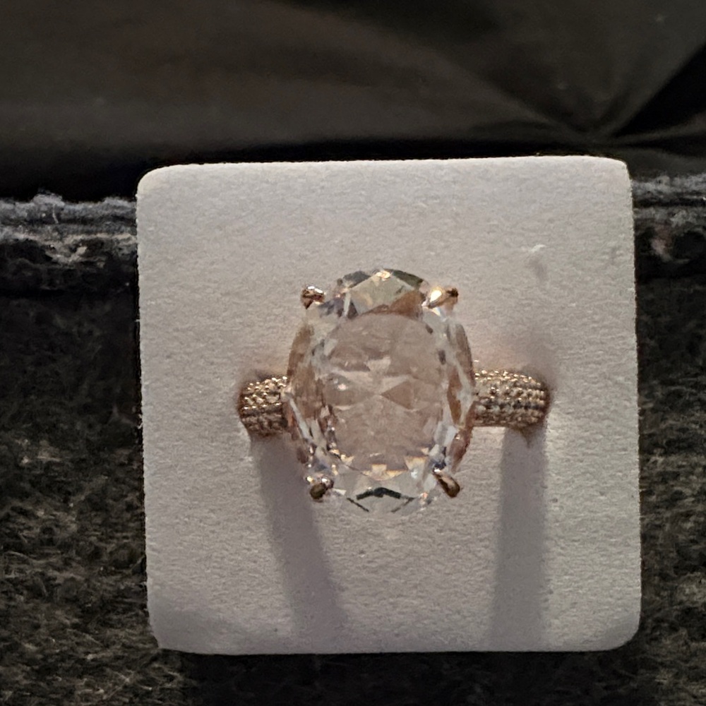 Elegant rose gold 
Oval-Cut Ring